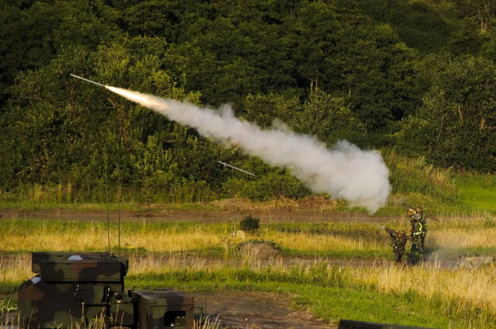 Čeští vojáci při střelbě z protiletadlových raketových kompletů S-2M.