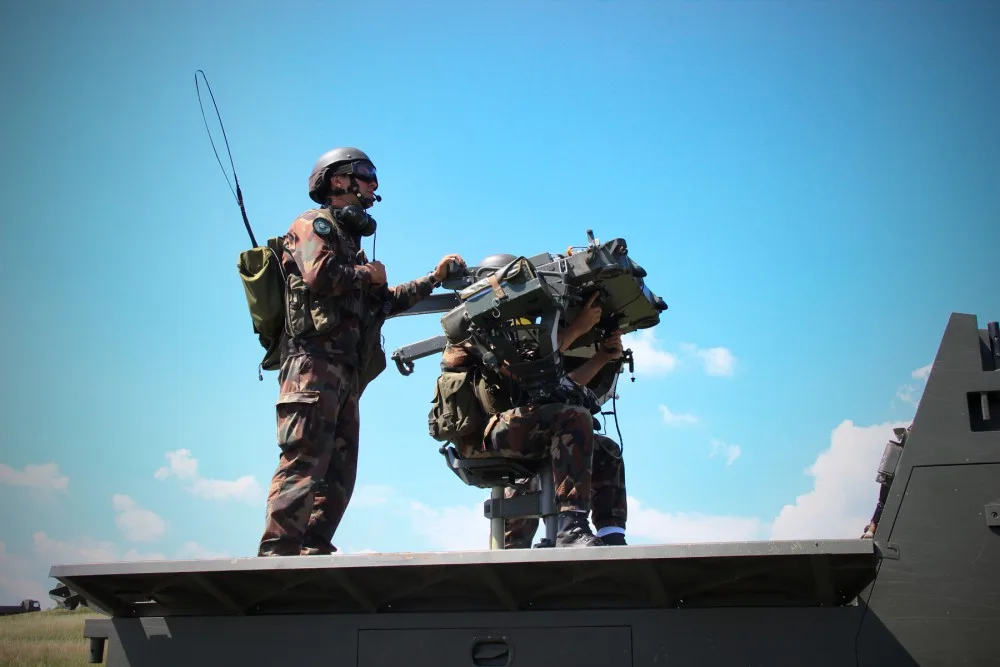 Maďarští vojáci se zapojili s protiletadlovým raketovým systémem MISTRAL.