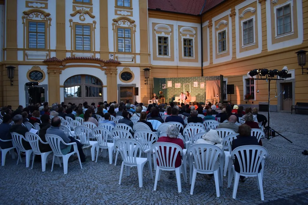 Divadlo na nádvoří borovanského kláštera.