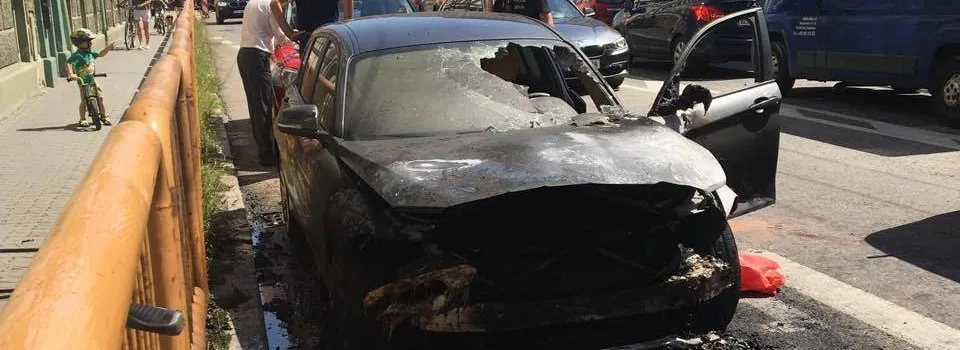 Ohořelý vůz BMW.