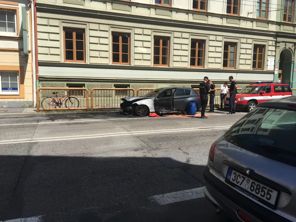 Ohořelý vůz BMW.