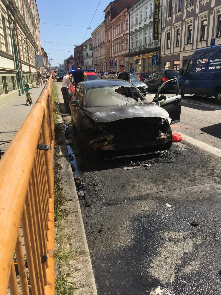 Ohořelý vůz BMW.