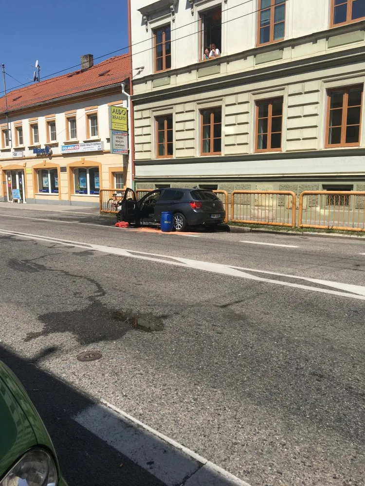 Ohořelý vůz BMW.