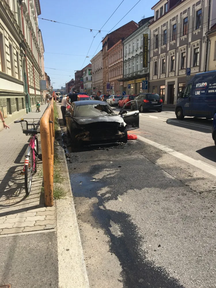 Ohořelý vůz BMW.