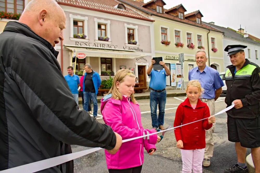 Nové osvětlení zvýší bezpečnost dětí na přechodu ve Vyšším Brodě. I proto si přechod otevřely samy děti.