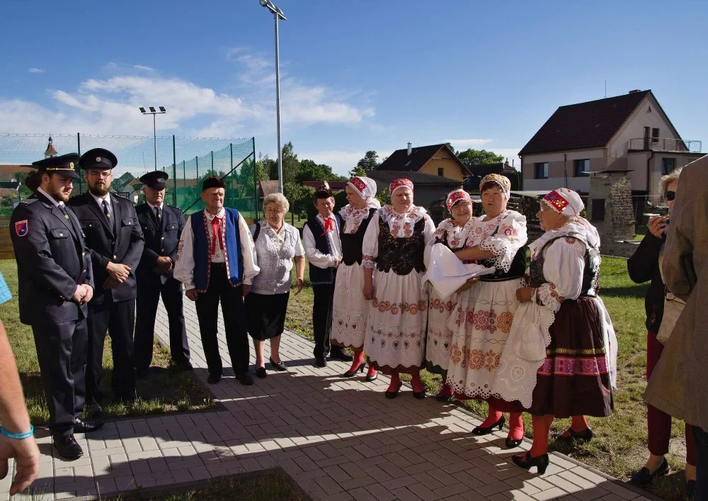 Slavnostní vyhlášení soutěže Vesnice roku 2017 Jihočeského kraje se uskuteční v pátek 11. srpna ve vítězném Pištíně. Foto je z návštěvy hodnotící komise, kterou Pištínští náležitě přivítali.