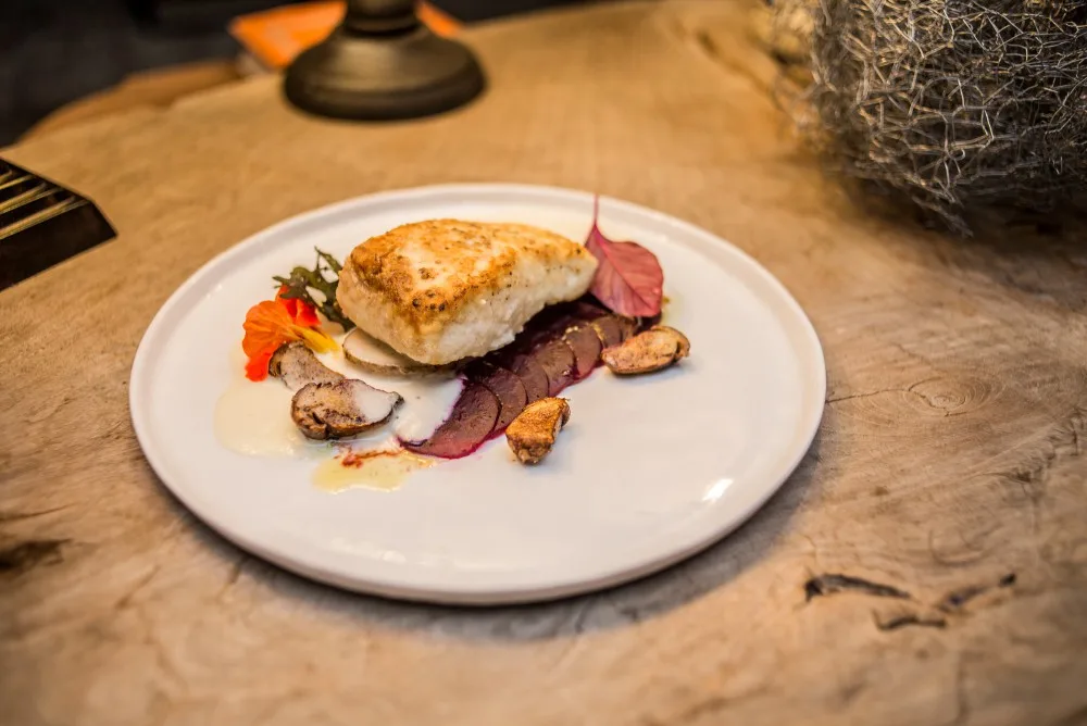 Halibut s křenovou omáčkou a červenou řepou.
