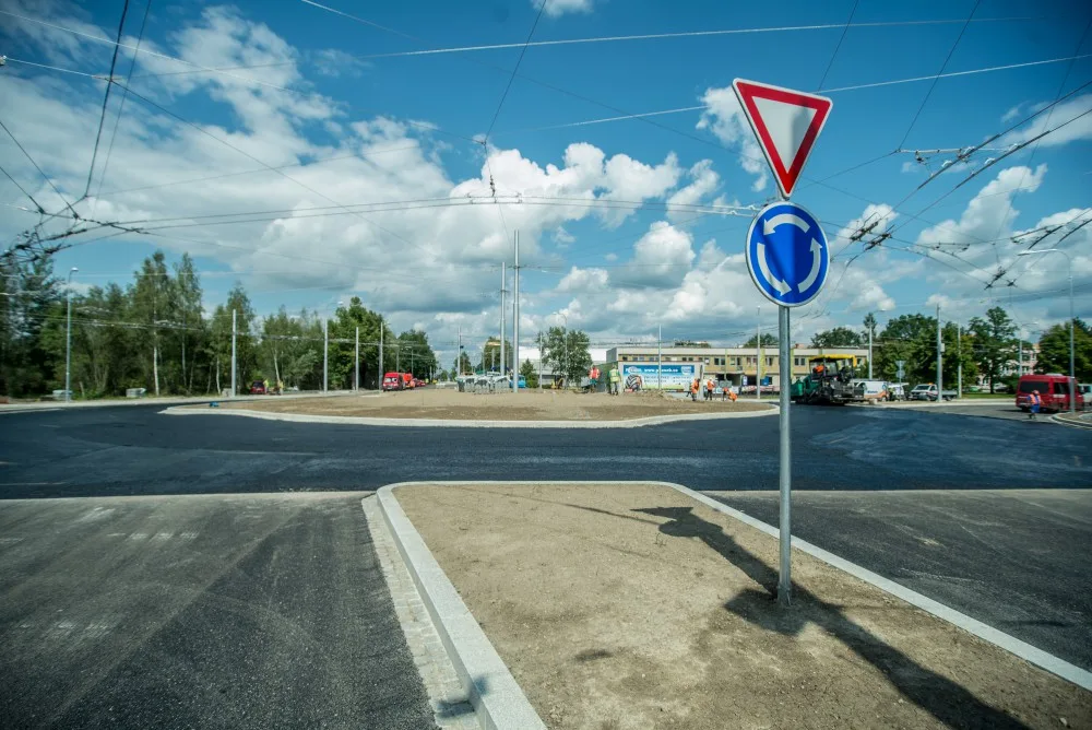 Kruhový objezd na Husově třídě.