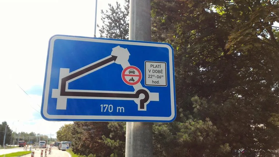 Značka upravující provoz.
