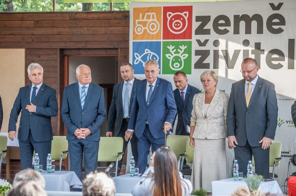 Zleva Milan Štěch, Václav Klaus, Miloš Zeman, Ivana Stráská a Jan Bartošek.