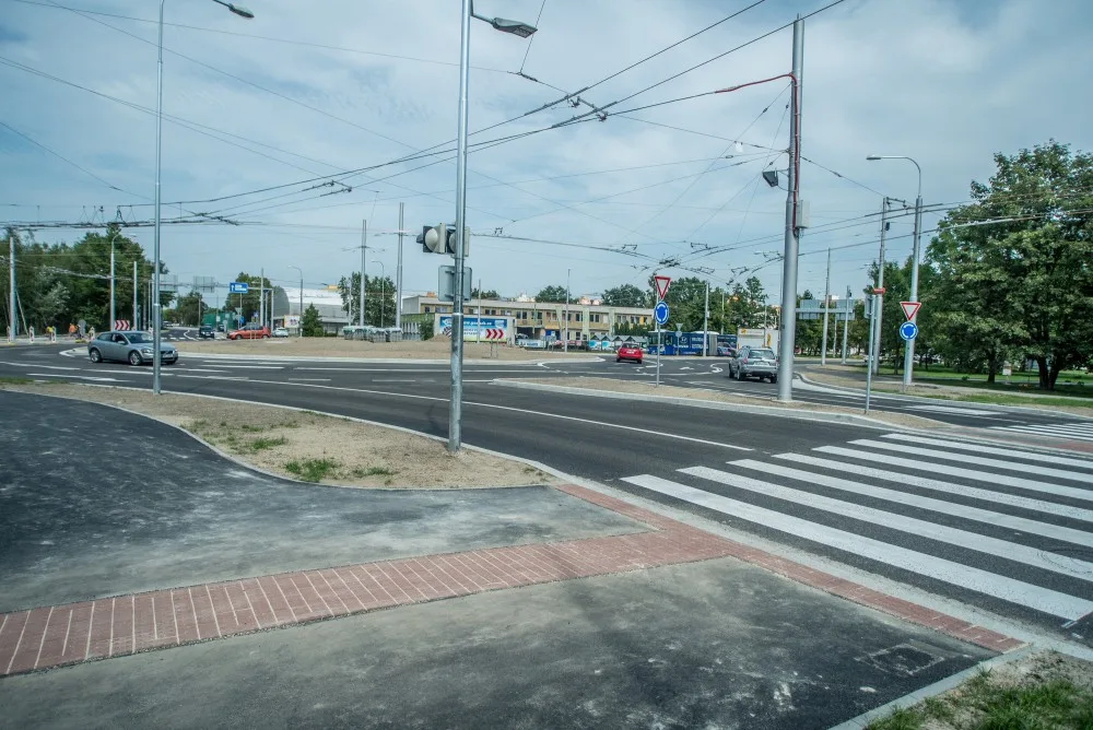 Kruhová křižovatka ulic Husova a Strakonická.