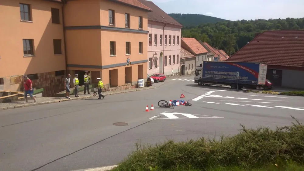 Pod koly nákladního automobilu zemřel na silnici v Husinci na Prachaticku cyklista.
