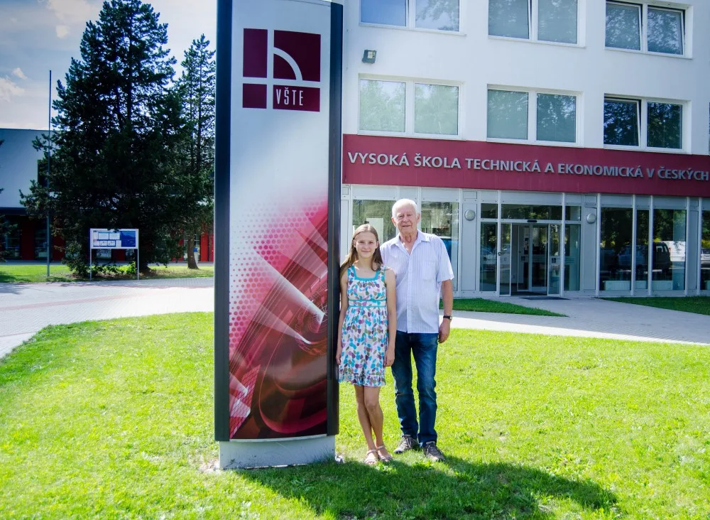 Šachistka Martina Šťastná se svým dědou