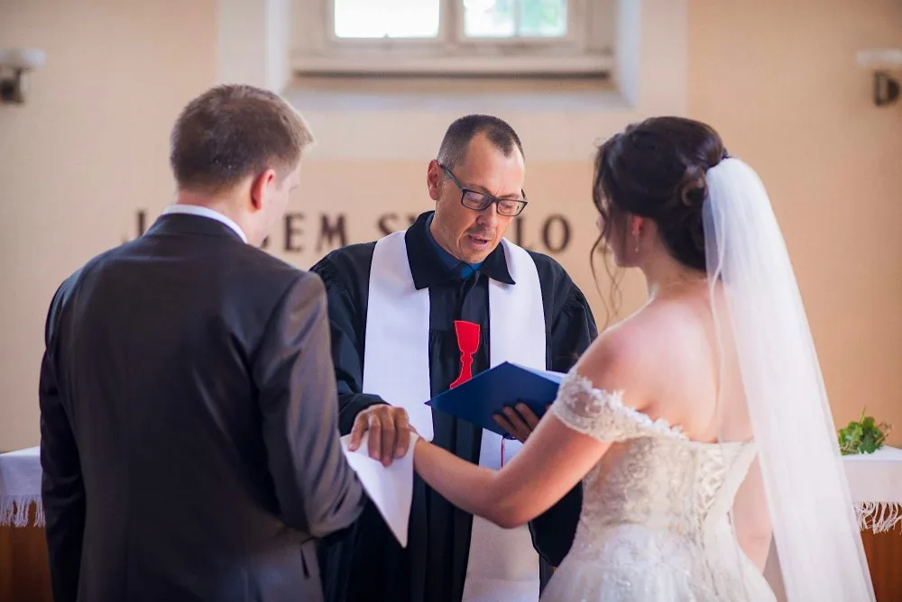 Michal Balek při svatebním obřadu.