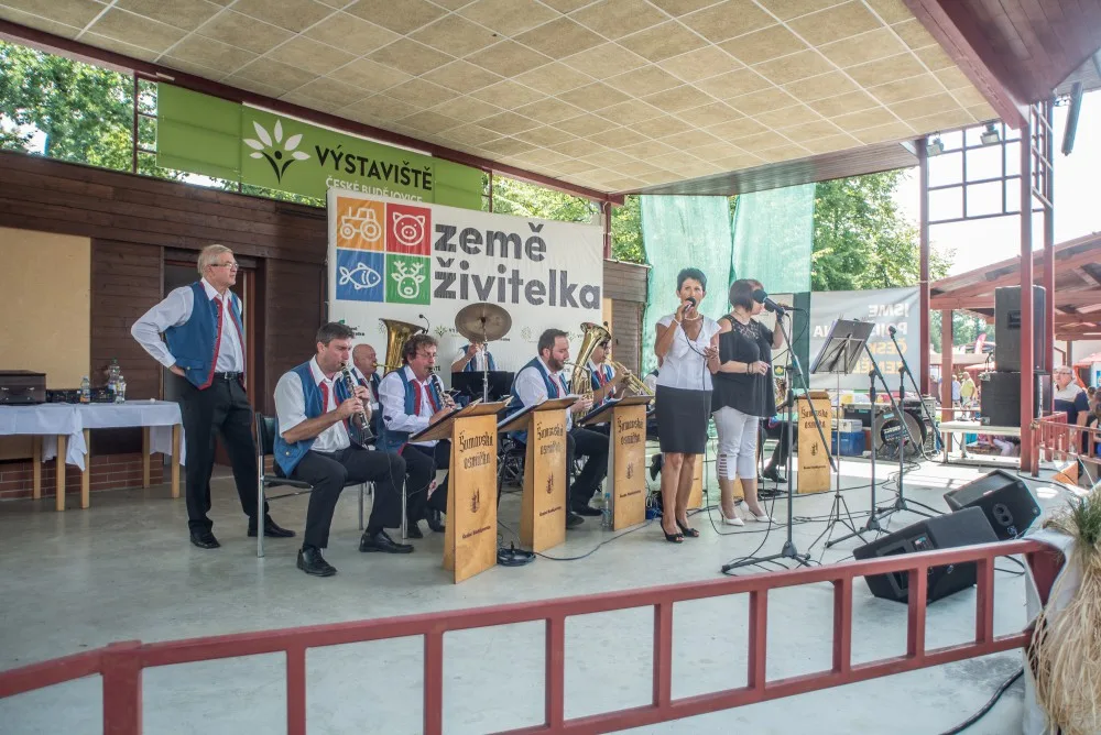 Země živitelka.