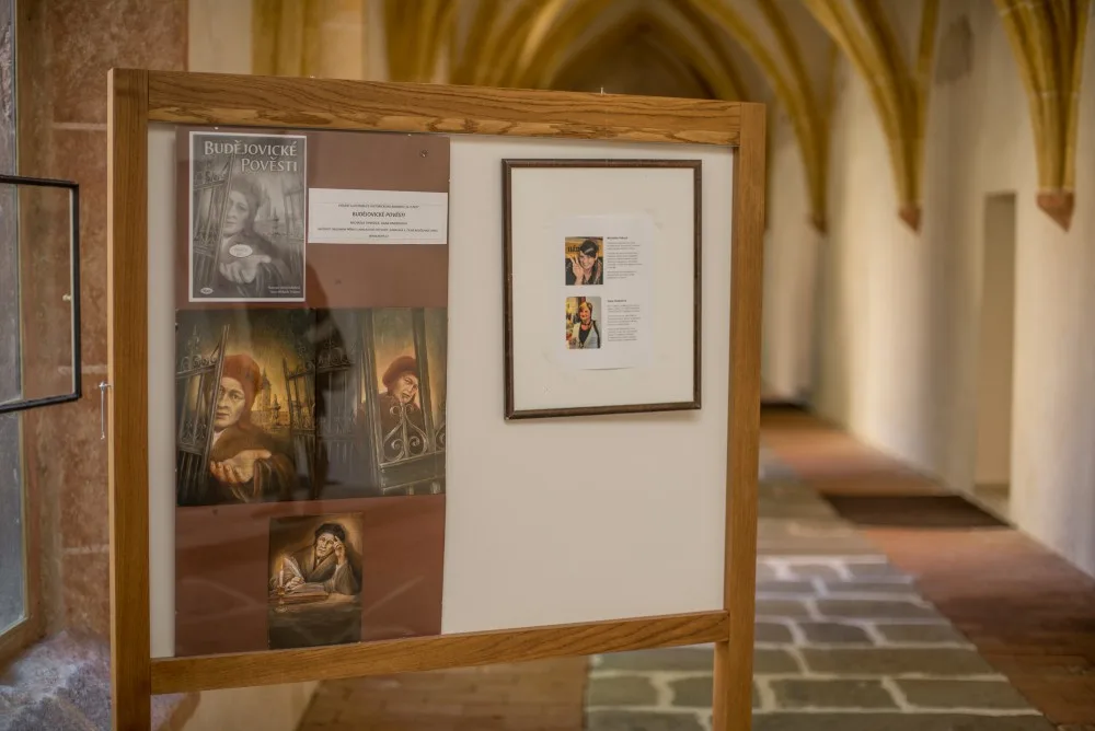 V Dominikánském klášteře na Piaristickém náměstí v Českých Budějovicích jsou až do 15. září k vidění originály kreseb Hany Jinderlové s textem Michaely Trnkové, které jsou v jejich nové komiksové knize Českobudějovické pověsti.