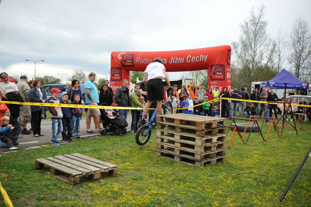 Bude představena biketrialová akademie s ukázkou na postavených překážkách.