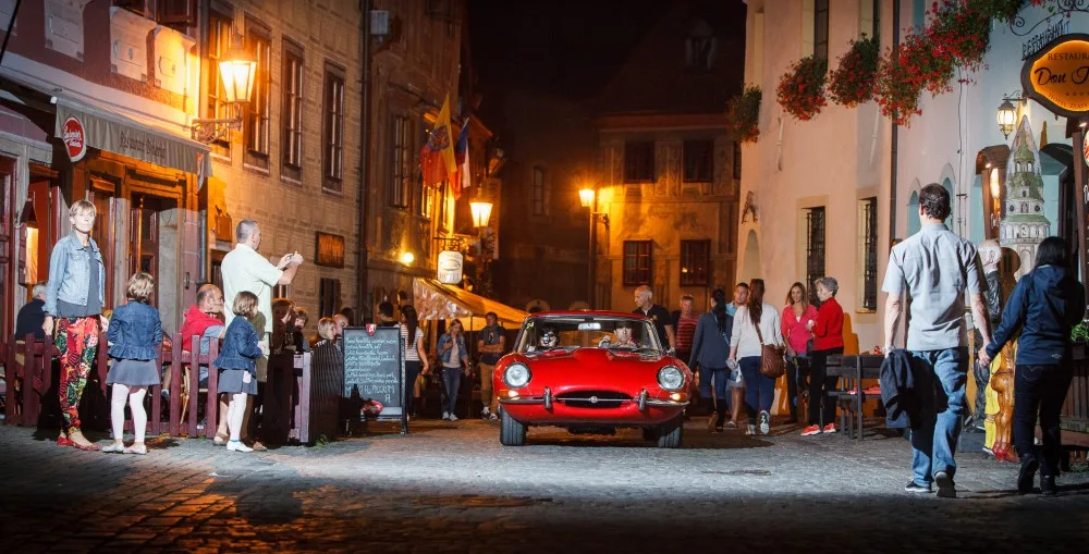 Jaguar E-Type z roku 1962 na trati loňského ročníku South Bohemia Classic.