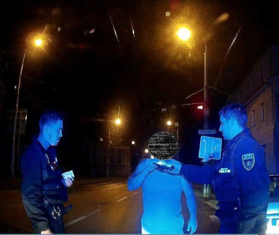 Muž z Prahy řídil auto při jízdě v Českých Budějovicích pod vlivem alkoholu. Jeho jízdě učinili přítrž strážníci.