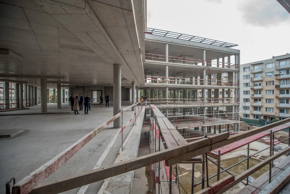 Hrubá stavba administrativního centra Piano v Českých Budějovicích je hotová.