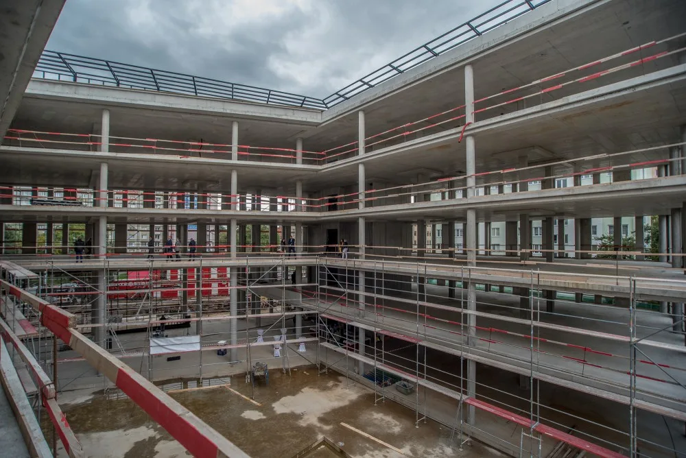 Hrubá stavba administrativního centra Piano v Českých Budějovicích je hotová.