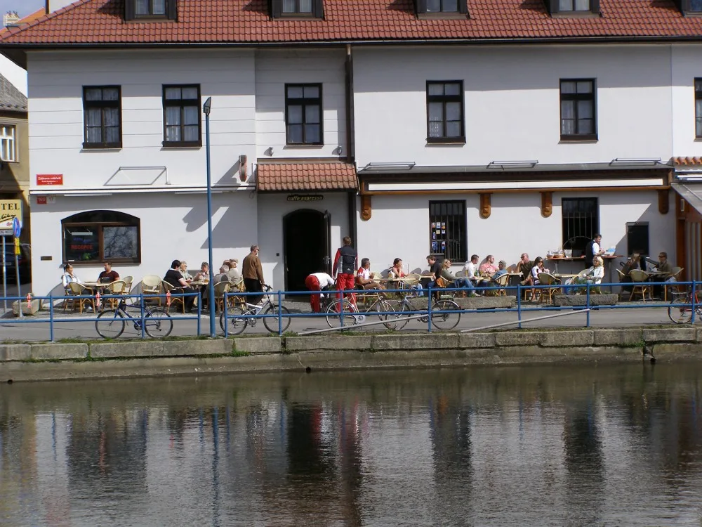 Snímek z roku 2007 ukazuje pohodu na pravém břehu slepého ramene Malše, před Hotelem Klika.