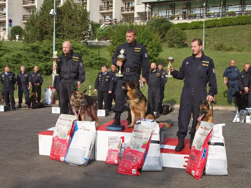 Prachatický policejní psovod Jaroslav Čejka a jeho německý ovčák Chasan (na snímku vlevo) se umístili na krásné druhé příčce a stali se tak vicemistrem ve vyhledávání drog.