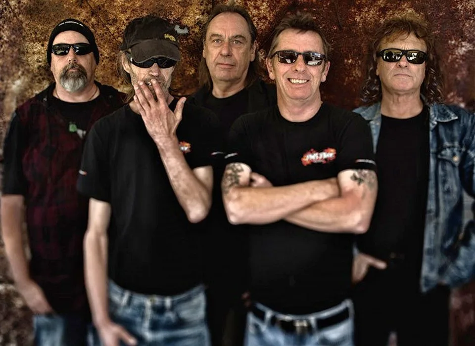 Phil Rudd Band (slavný budeník Phil Rudd je čtvrtý zleva).