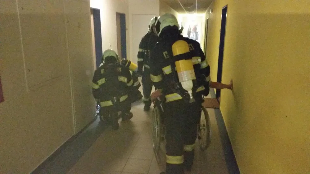 Cvičení jihočeských hasičů v Alzheimer centru a v Senior domě v Českých Budějovicích.