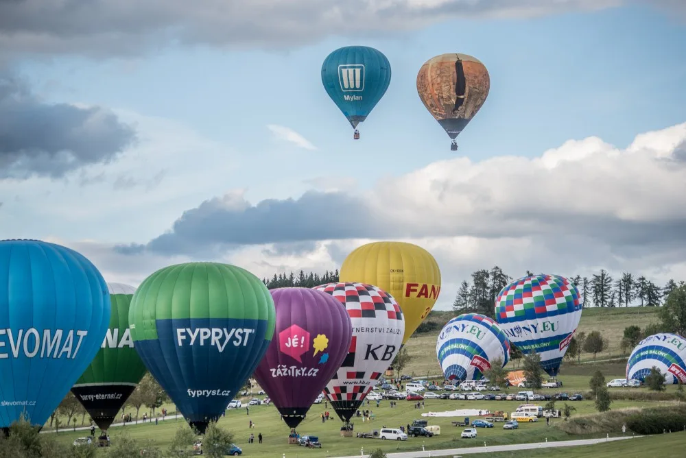 Nad Lipnem létají balony.