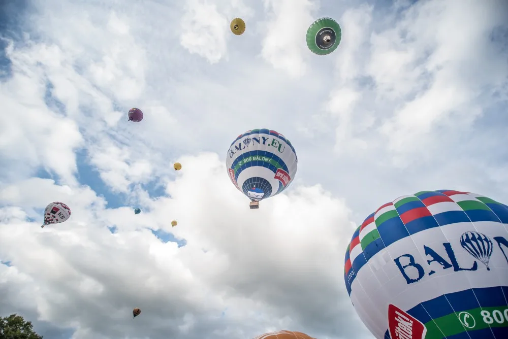 Nad Lipnem létají balony.