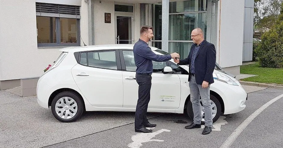 Radní pro dopravu Jiří Švec předává klíče od elektromobilu řediteli Správy a údržby silnic Jihočeského kraje Janu Štíchovi.