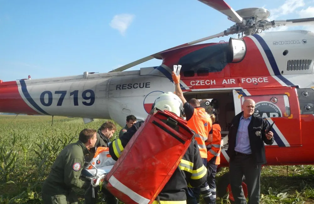 U Řemíčova na Táborsku zavalil traktor devětadvacetiletého muže. Ve vážném stavu zraněného transportoval do českobudějovické nemocnice vrtulník.