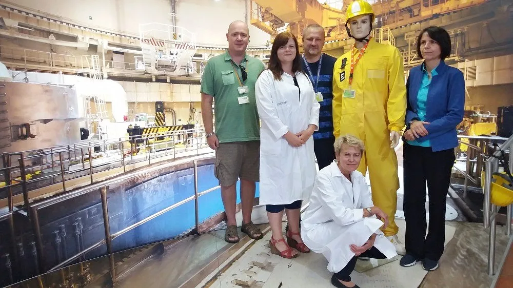 Lékařský personál se zaměstnanci elektrárny zapózovali ve fotokoutku i s Karlem Uránkem.