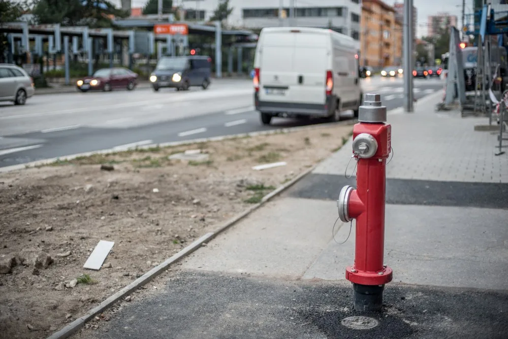 Hydrant uprostřed chodníku v Pražské třídě v Českých Budějovicích.