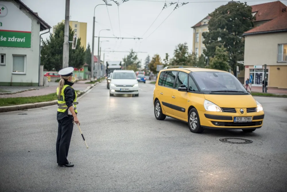 Policie musela dnes řešit dopravu na křižovatce ulic B. Němcové a L. B. Schneidera