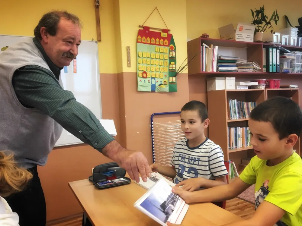 Mezi prvními dostali kalendáře v ZŠ v Temelíně. Kalendáře přinesl starosta Josef Váca