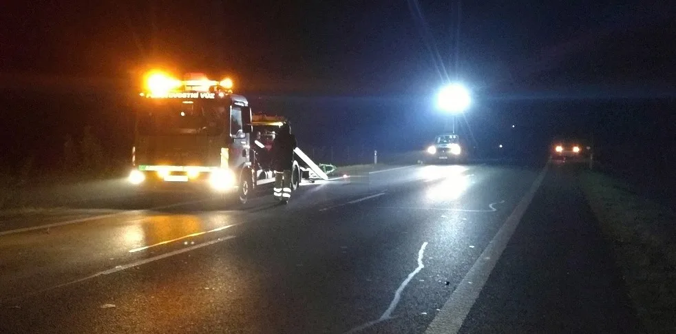 Tragická dopravní nehoda u Semic na Písecku, kde ve středu 27. září večer po střetu motorky a osobního auta vyhasly dva lidské životy.