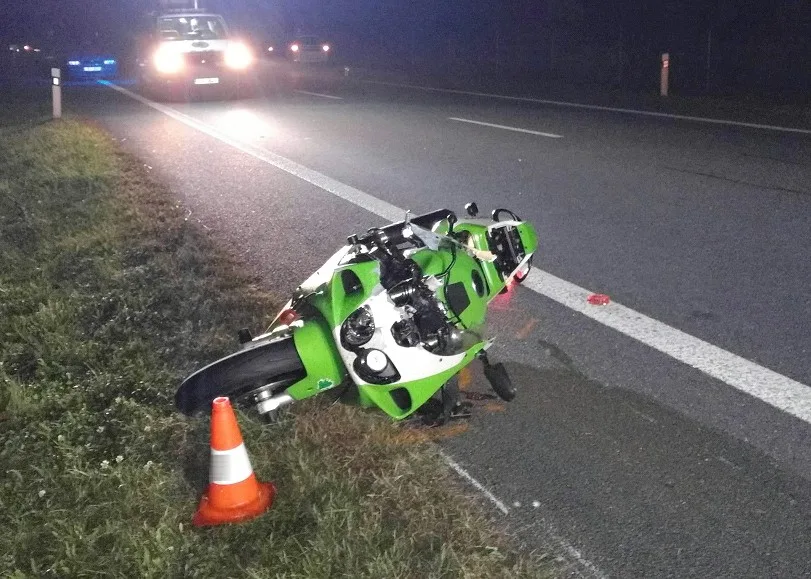 Tragická dopravní nehoda u Semic na Písecku, kde ve středu 27. září večer po střetu motorky a osobního auta vyhasly dva lidské životy.