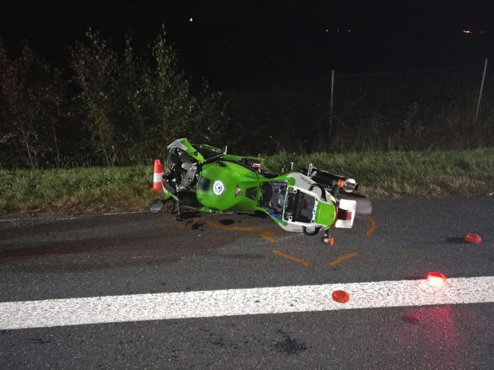 Tragická dopravní nehoda u Semic na Písecku, kde ve středu 27. září večer po střetu motorky a osobního auta vyhasly dva lidské životy.