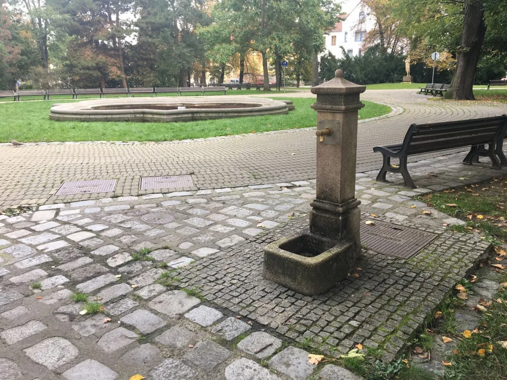 Kašna a pítko na Sadech v Budějcích.