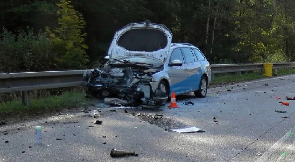 Při střetu s osobním automobilem na silnici mezi obcemi Rájov a Přísečná na Českokrumlovsku v pátek 29. září odpoledne zemřel čtyřiadvacetiletý motorkář.