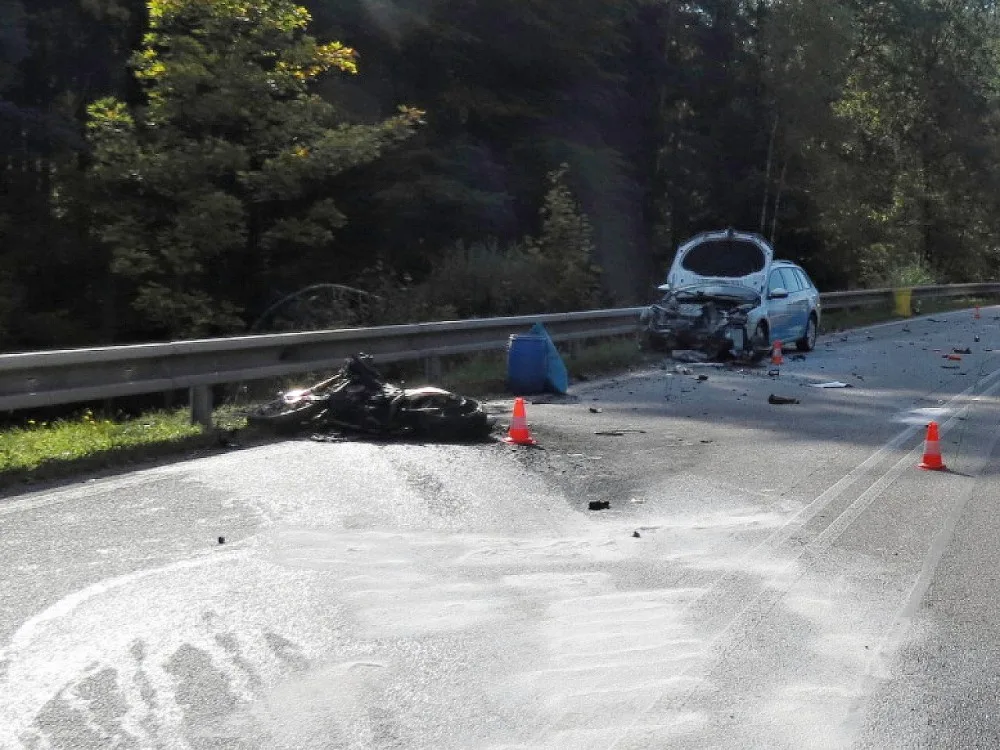 Při střetu s osobním automobilem na silnici mezi obcemi Rájov a Přísečná na Českokrumlovsku v pátek 29. září odpoledne zemřel čtyřiadvacetiletý motorkář.