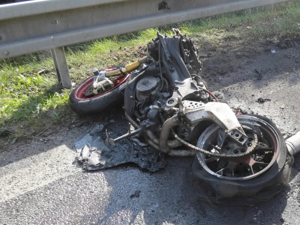 Při střetu s osobním automobilem na silnici mezi obcemi Rájov a Přísečná na Českokrumlovsku v pátek 29. září odpoledne zemřel čtyřiadvacetiletý motorkář.