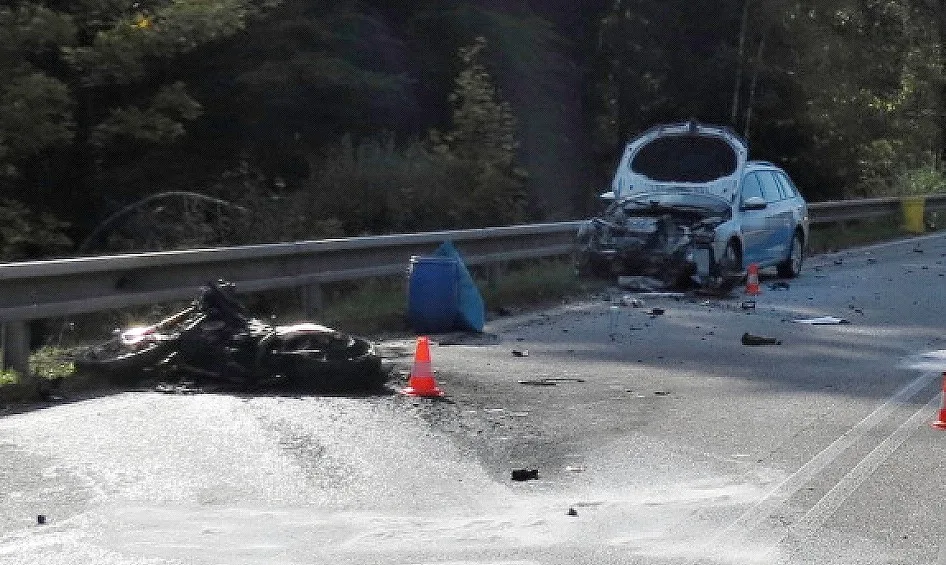 Při střetu s osobním automobilem na silnici mezi obcemi Rájov a Přísečná na Českokrumlovsku v pátek 29. září odpoledne zemřel čtyřiadvacetiletý motorkář.