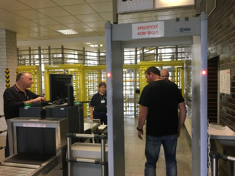 Nové rámy dokáží určit část lidského těla, kde se kovový předmět nachází.
