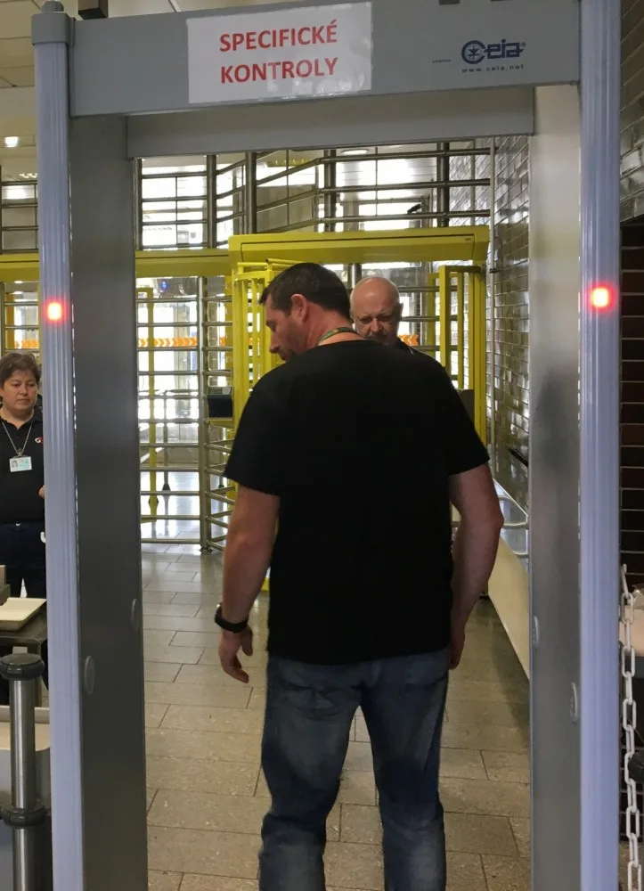 Nové rámy dokáží určit část lidského těla kde se kovoý předmět nachází.