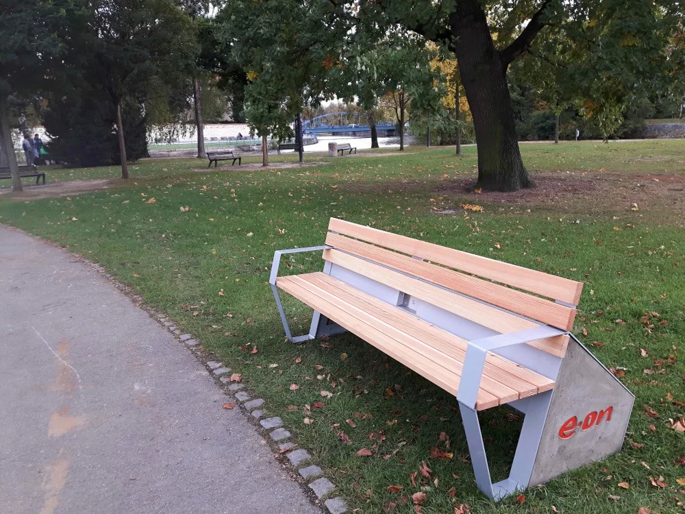 Chytrá lavička na Sokolském ostrově v Českých Budějovicích.