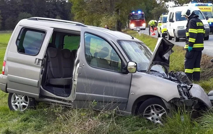 Vážná dopravní nehoda uzavřela ve středu 11. října, odpoledne silnici mezi obcemi Kaliště a Zaliny na Českobudějovicku. Čelní střet dvou osobních aut, do kterých pak ještě narazilo třetí, si vyžádal čtyři velmi těžká zranění.