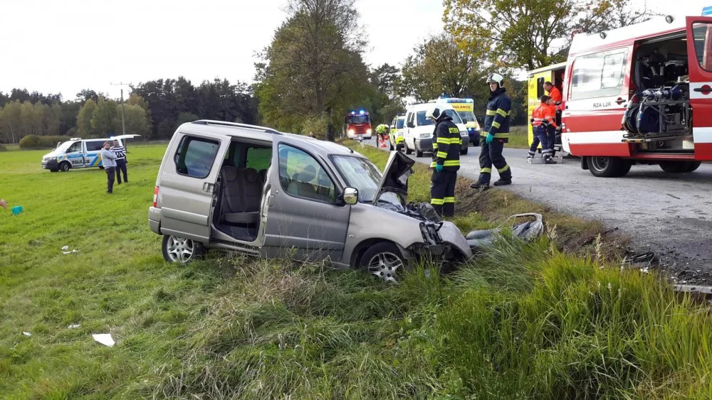 Vážná dopravní nehoda uzavřela ve středu 11. října, odpoledne silnici mezi obcemi Kaliště a Zaliny na Českobudějovicku. Čelní střet dvou osobních aut, do kterých pak ještě narazilo třetí, si vyžádal čtyři velmi těžká zranění.
